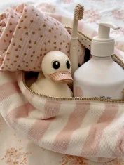 trousse-de-toilette-vic-rayures-light-pink_866da52c-40fd-4209-bce5-9705244267dc