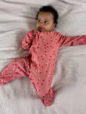 pyjama-bebe-amour-rose-posture pyjama-bebe-amour-rose-posture