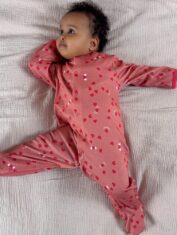pyjama-bebe-amour-rose-posture2 pyjama-bebe-amour-rose-posture2